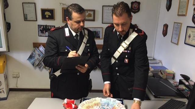 La droga e il denaro sequestrati ai due stranieri dai carabinieri di Pietrasanta