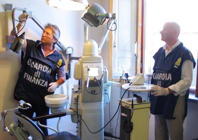 Scoperto falso dentista, condannato due volte continuava a operare 