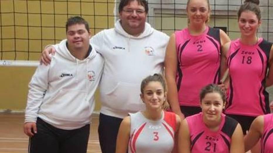 Il ragazzo è Down e l’arbitro lo caccia dalla panchina