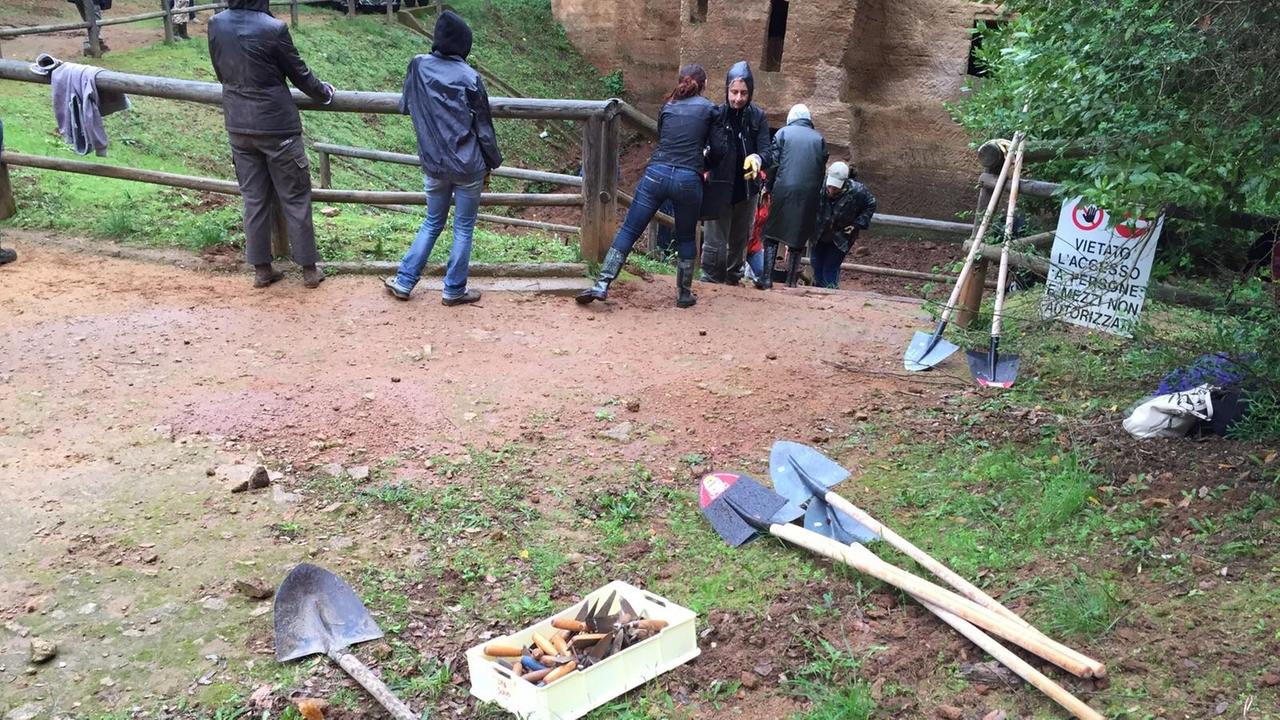 Volontari al lavoro nella zona archeologica