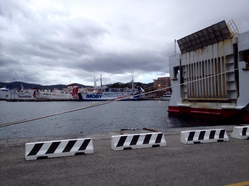 Navi ferme in porto (foto di Gio' Di Stefano)