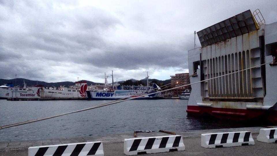 Navi ferme in porto (foto di Gio' Di Stefano)