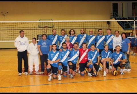 Matteo, il secondo da sinistra, insieme alla squadra della Pallavolo Orbetello 