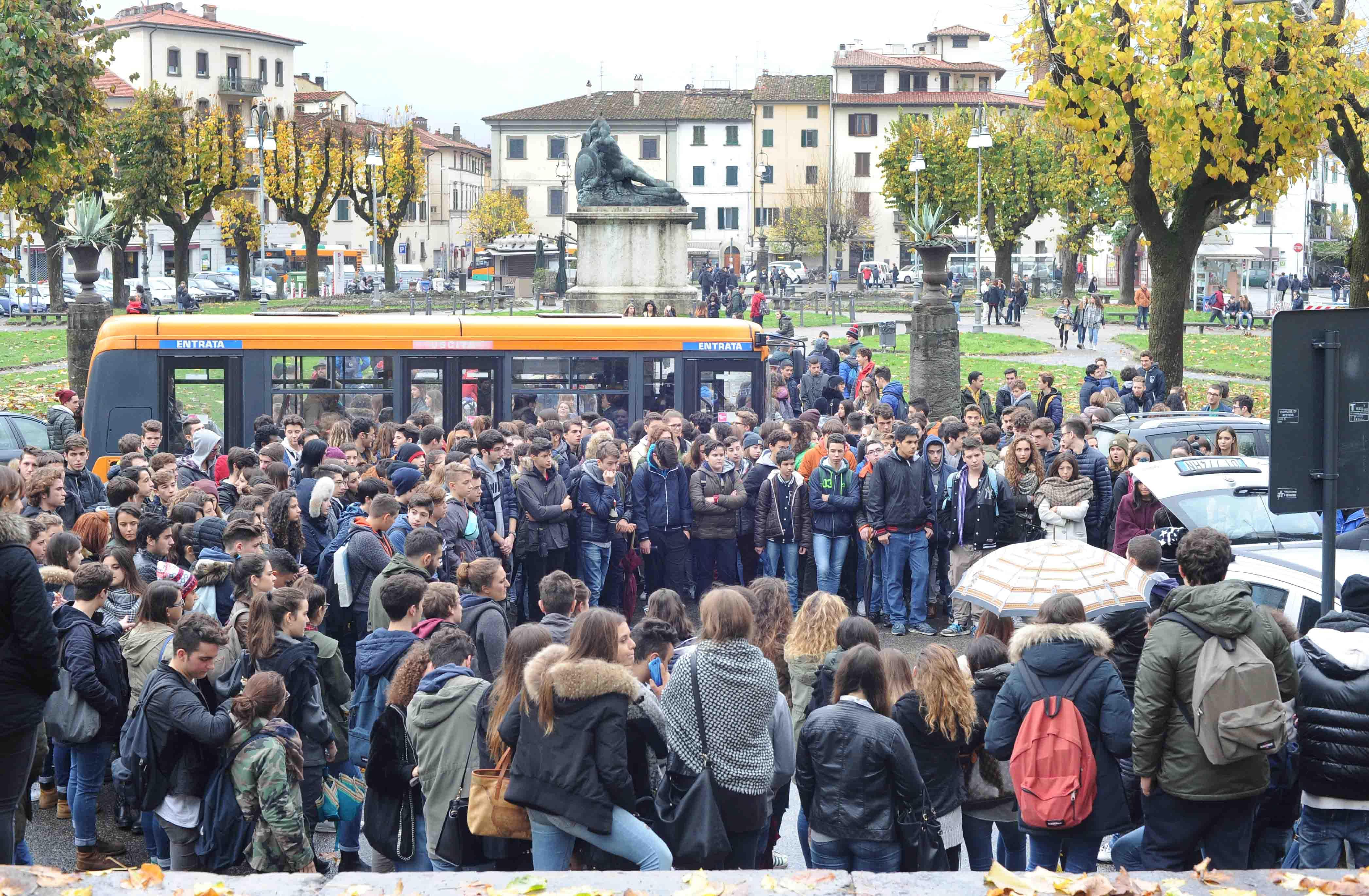 Il grido degli studenti: "Il terrorismo non ha religione"