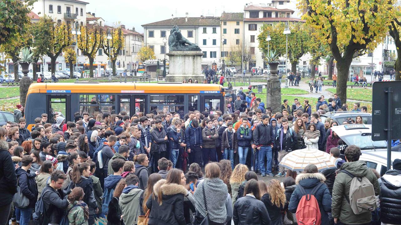 Il grido degli studenti: "Il terrorismo non ha religione"