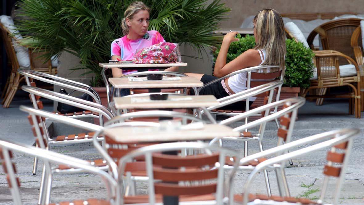 I baristi pagano anche per tavolini e sedie fuori dal loro locale