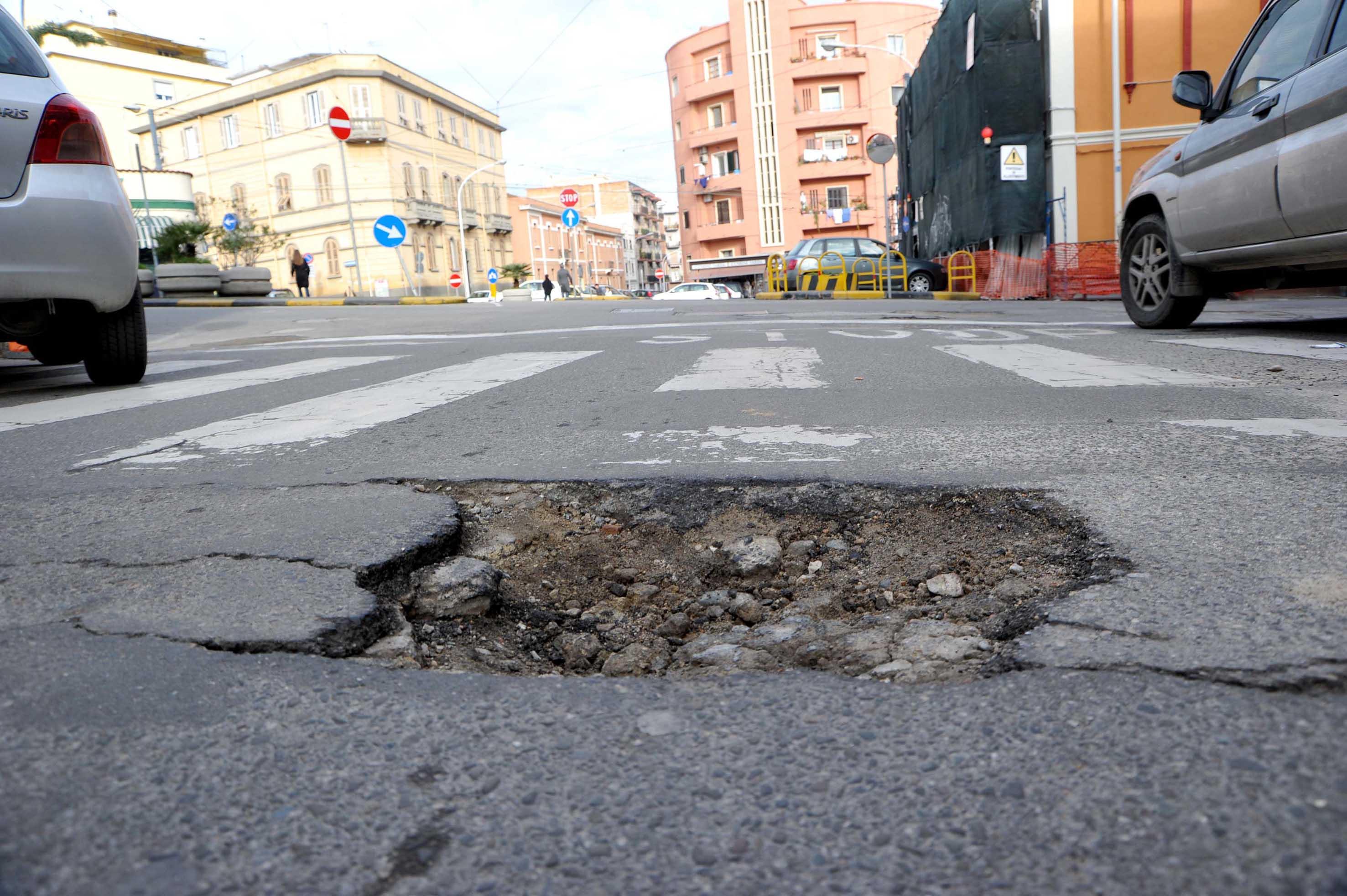 Buca in via Giardini angolo piazza Kennedy