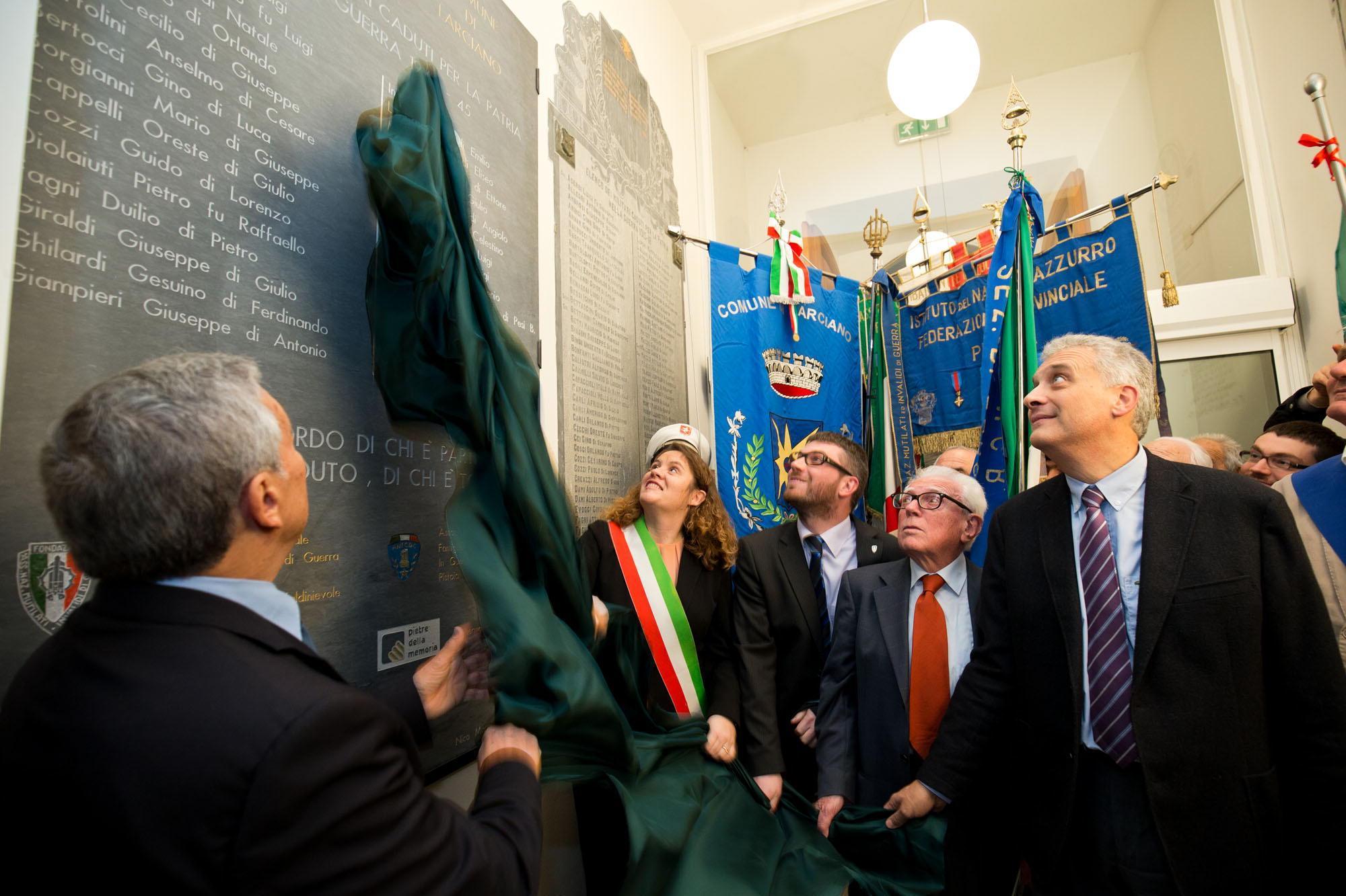 Lo scoprimento della lapide da parte del vicesindaco di Larciano Lisa Amidei (Foto Nucci)