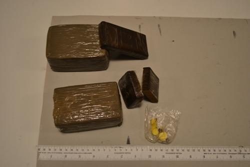 I panetti di hashish sequestrati dalla polizia