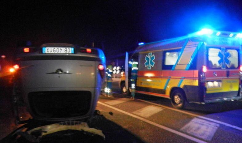 Giovane si ribalta nella notte con l’auto sul Romito 