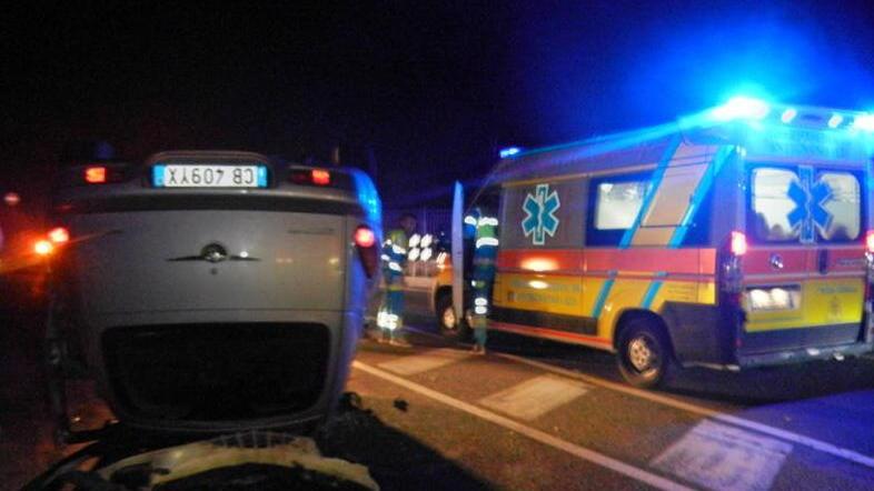 Giovane si ribalta nella notte con l’auto sul Romito
