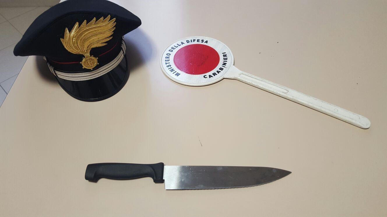 Il coltello usato dal 27enne