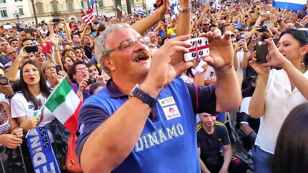 Meo Sacchetti in piazza d'Italia per la celebrazione dello scudetto