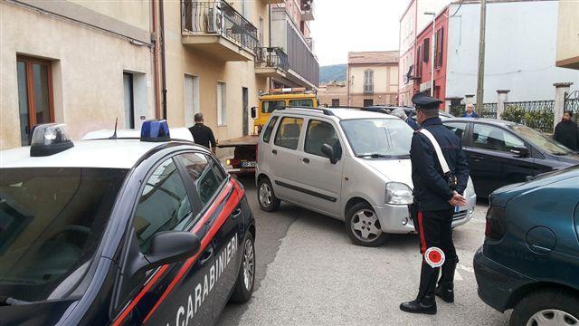 L'auto rivenuta dai carabinieri in via Satta a Isili
