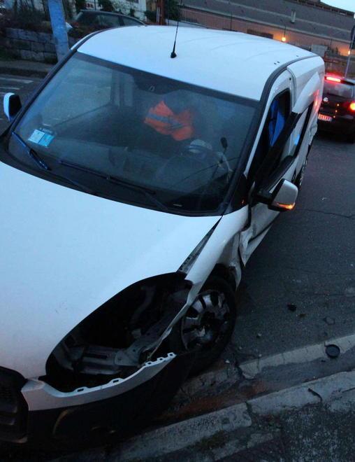 Schianto all’alba tra quattro auto: grave 61enne 