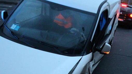 Schianto all’alba tra quattro auto: grave 61enne