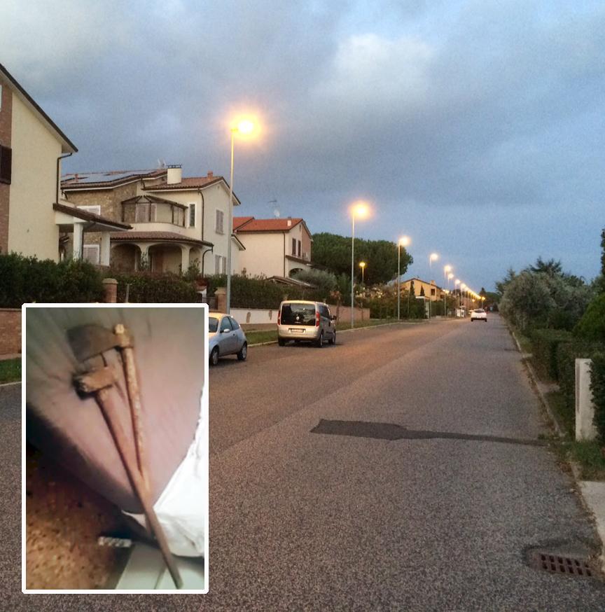 La strada in cui è avvenuto il furto e l'ascia abbandonata dai ladri sul letto 