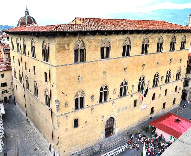 Arriva fino in procura impugnando un forcone 