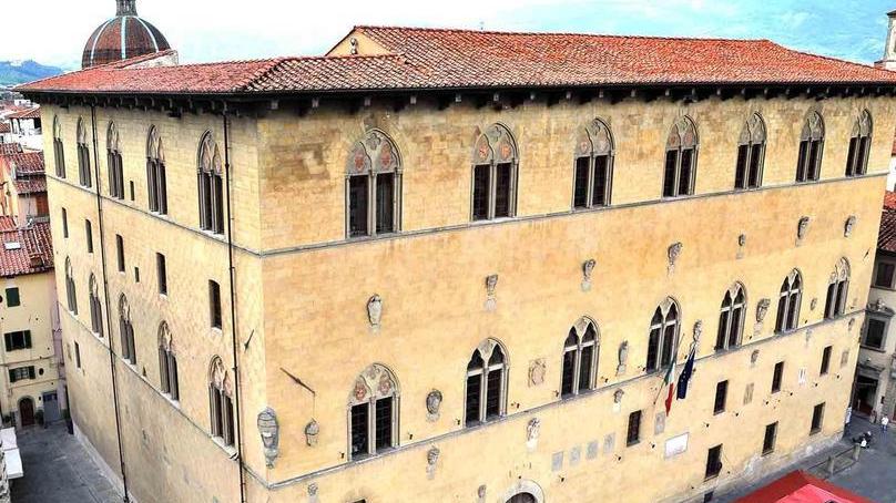 Arriva fino in procura impugnando un forcone