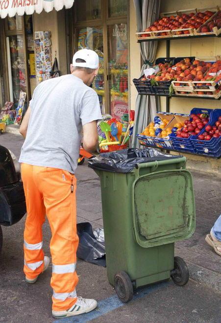 Sondaggio tra i cittadini «La città è troppo sporca»