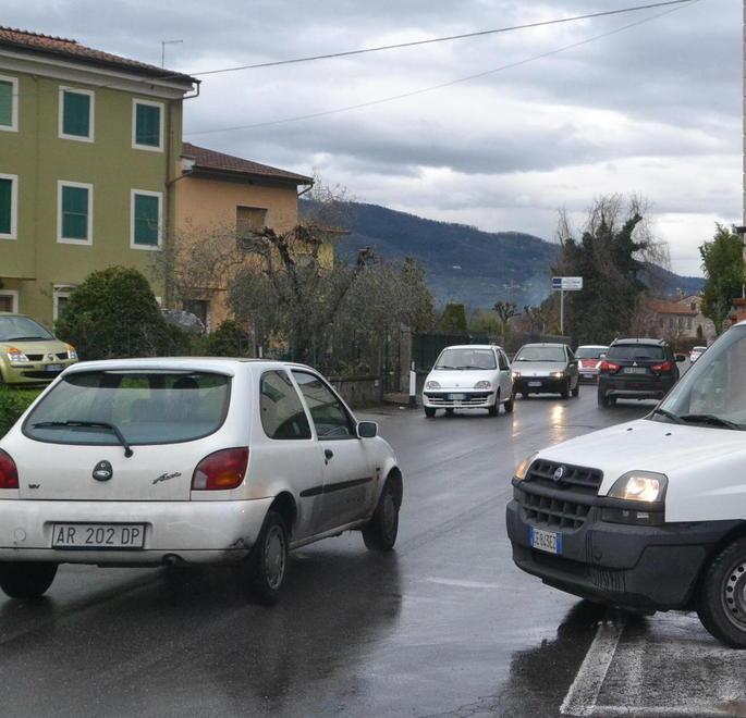 Donna di 67 anni investita mentre attraversa: è grave