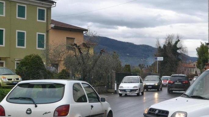 Donna di 67 anni investita mentre attraversa: è grave