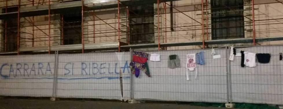 Panni appesi davanti al teatro contro l’ordinanza