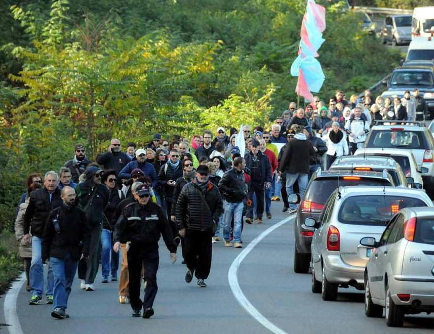 Gli anti Costa in marcia fino a Ceparana 