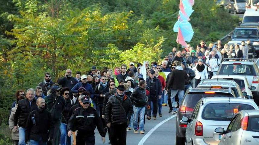 Gli anti Costa in marcia fino a Ceparana