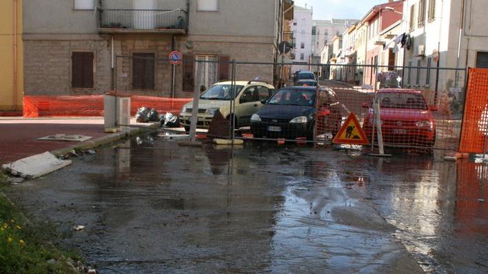 Un fiume d’acqua nella via Sant’Ilario
