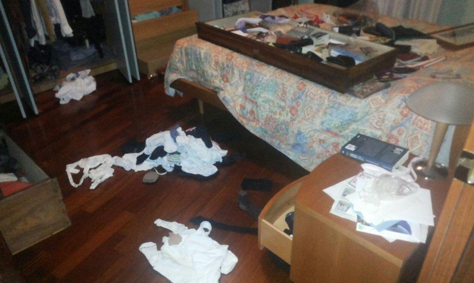 Si calano dal tetto e rubano: ladri acrobati in via Cattaneo