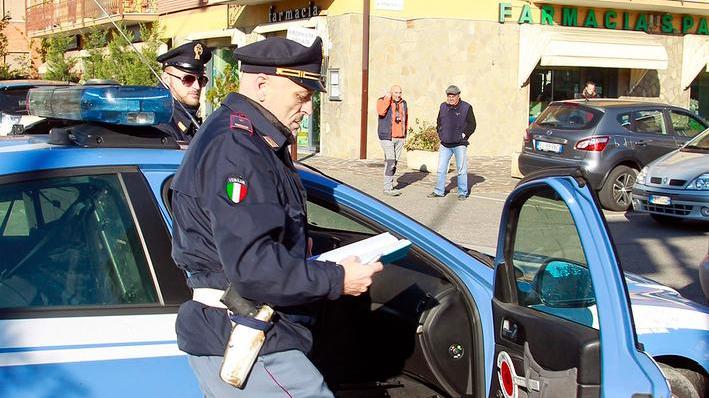 Ruba in negozio e va in pasticceria a sbafo