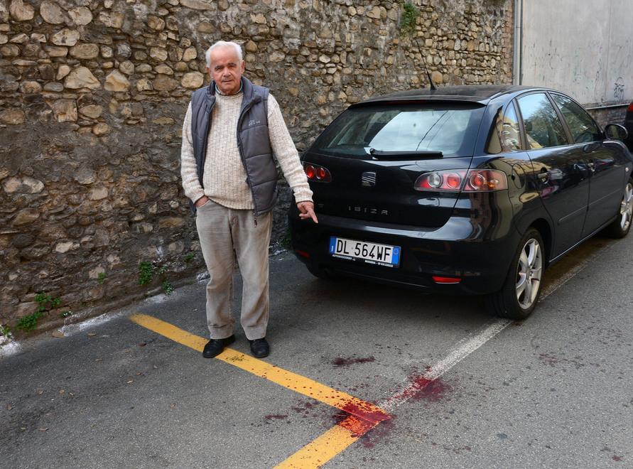 Il soccorritore: «Era in un lago di sangue» 
