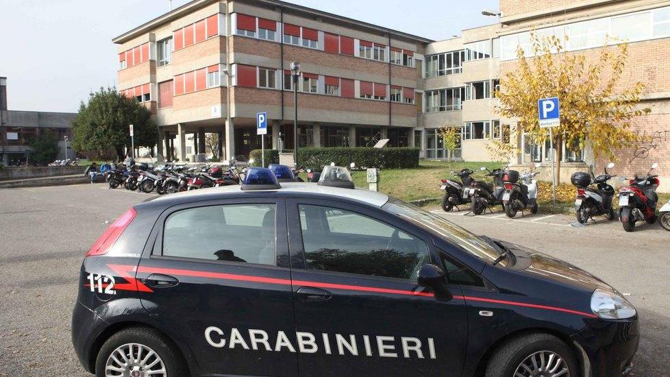 Fuoco nel bagno Gli studenti dell’Itis fuggono in cortile
