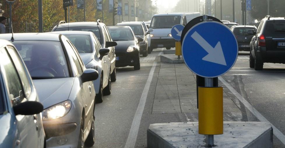 Lavori in via Emilia Traffico ancora in tilt per le asfaltature 