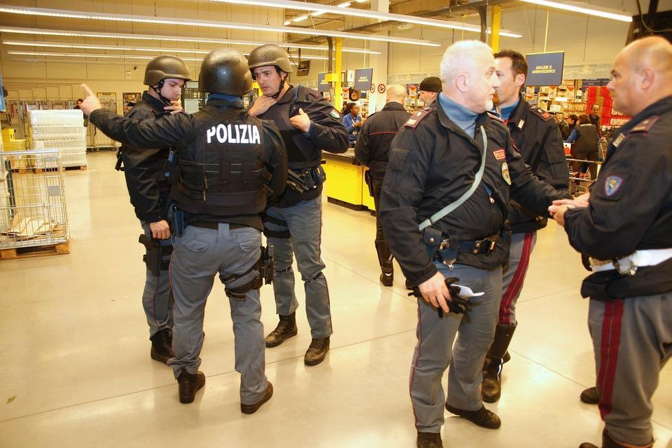 Mitra in mano, la banda dell'Audi nera ha rapinato il supermercato Metro di Modena