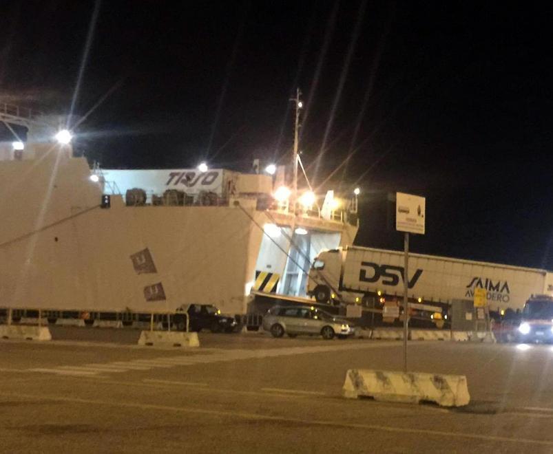 L'imbarco a Olbia di uno dei tir carichi di bombe per l'Arabia Saudita