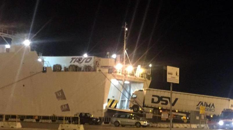 L'imbarco a Olbia di uno dei tir carichi di bombe per l'Arabia Saudita