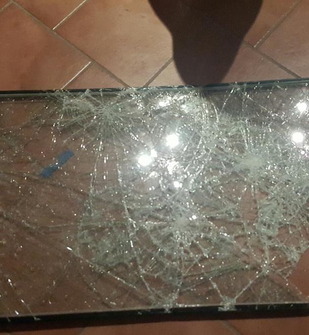 Un vetro antisfondamento infranto dai ladri