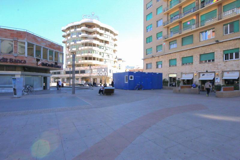 Ragazzini rapinati in piazza Attias