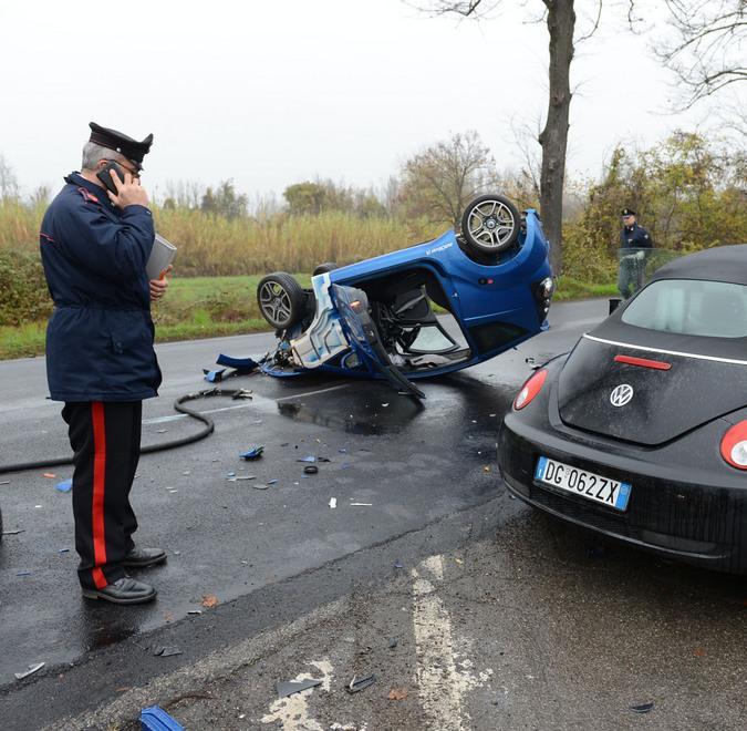 Sbanda con la minicar, muore a 75 anni 