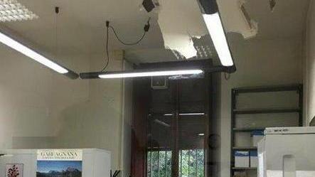 All’istituto Pertini cade un pezzo di soffitto: comitato all’attacco