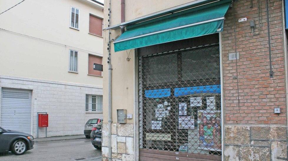 Ferrara, chiuso il minimarket «Pregiudicati tra i clienti»