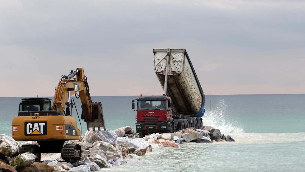 Massa, ripresi i lavori anti-erosione