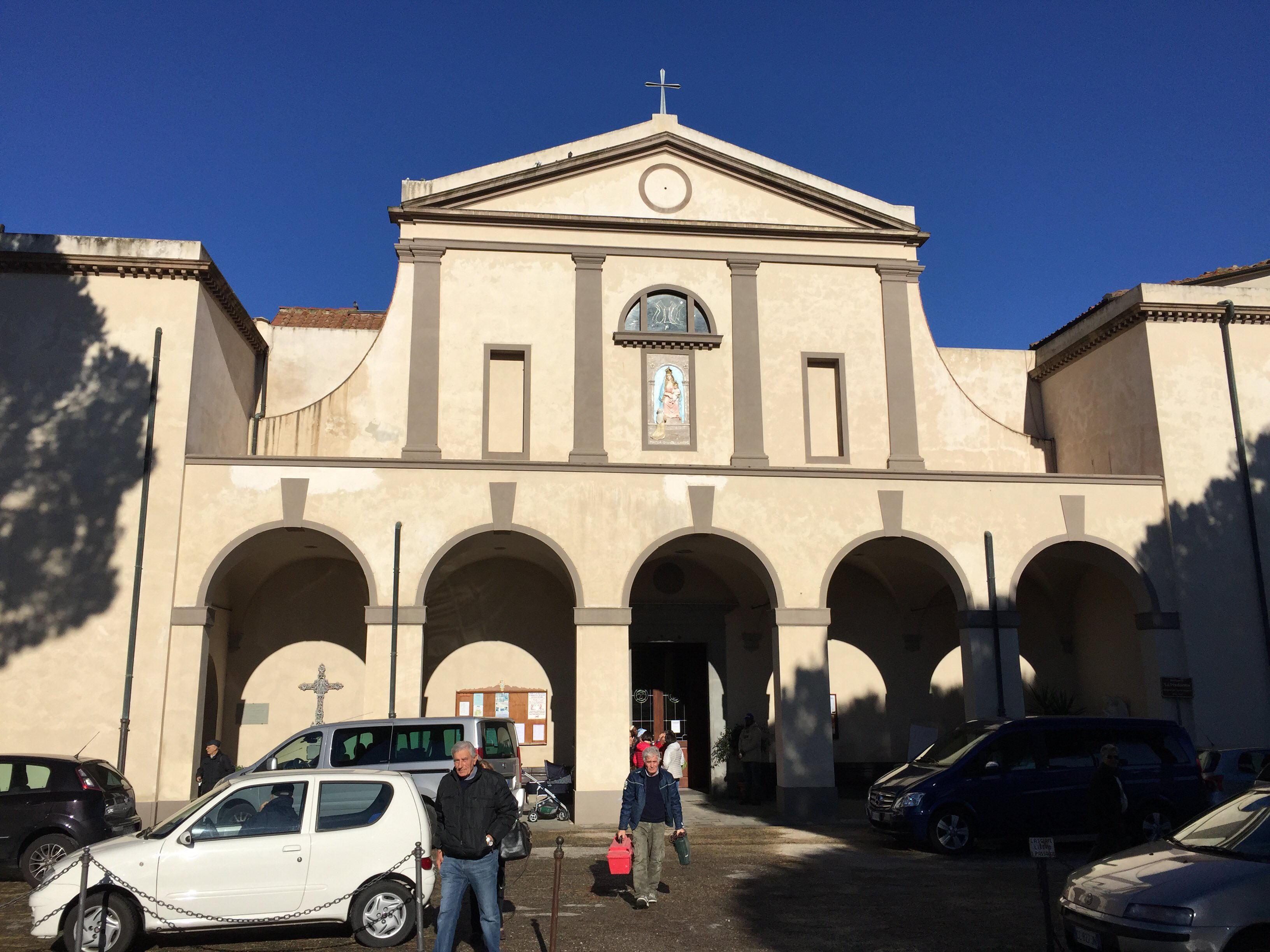 l'esterno del santuario di San Romano (foto Silvi)