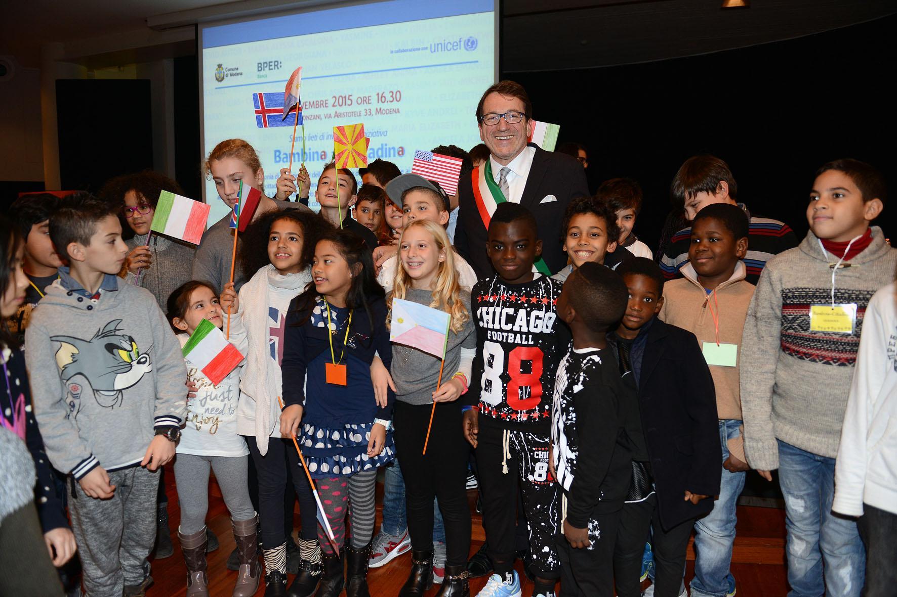 Nuovi piccoli modenesi innamorati della pace Cittadinanza onoraria per 160 stranieri