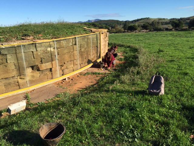 Volontari impegnati a liberare le tombe etrusche dal fango all'ingresso del parco archeologico il secondo giorno di #SuLemanicheperBaratti