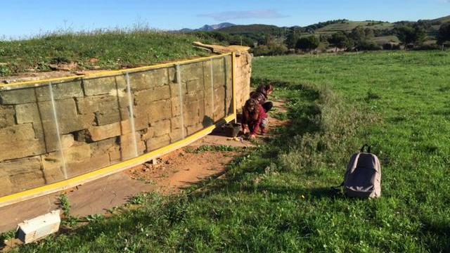 Volontari impegnati a liberare le tombe etrusche dal fango all'ingresso del parco archeologico il secondo giorno di #SuLemanicheperBaratti