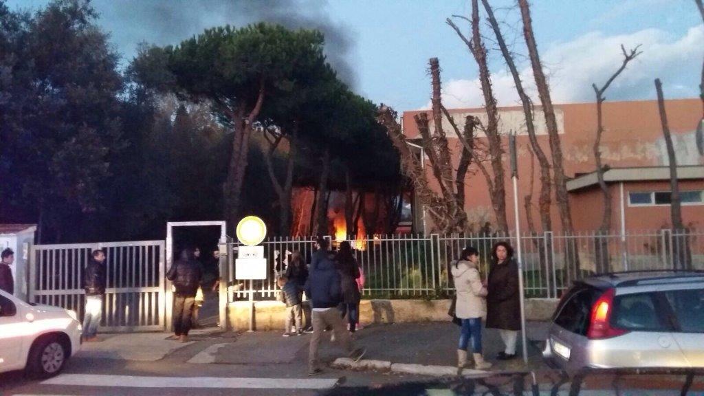 Fiamme al parco dei bambini