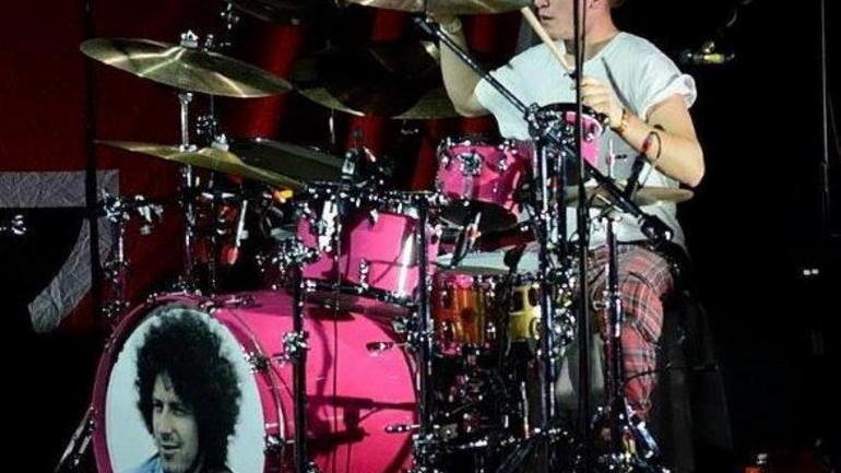 Chiamato sul palco dai Foo Fighters a suonare la batteria
